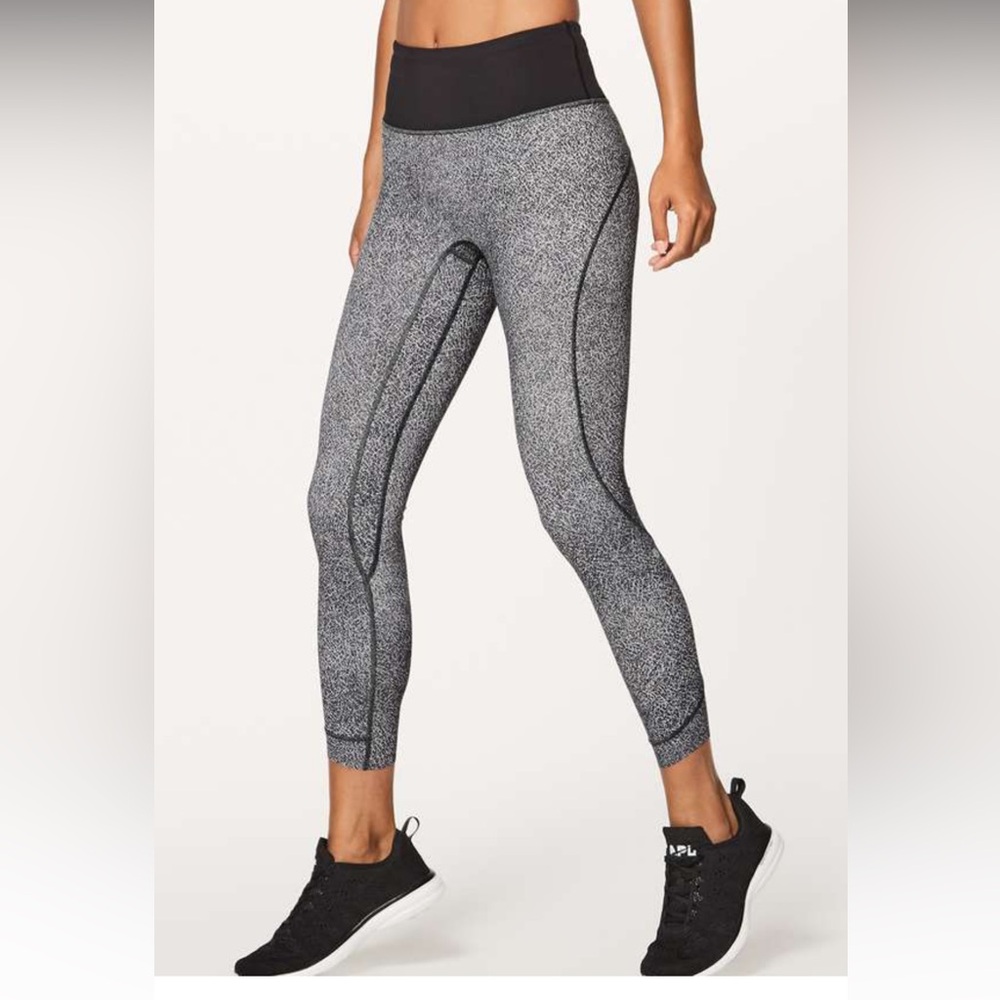 Lululemon Run The Day 7/8 Tight in Fractal Black Starlight Print Activewear